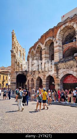 Une partie de l'amphithéâtre sur la Piazza Bra dans la ville historique de Vérone, en Italie, par une journée d'été ensoleillée Banque D'Images