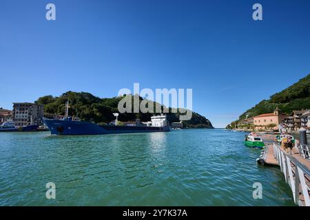 29-10-2024 vue d'un cargo entrant dans le port de Pasaia vu de Pasai Donibane Banque D'Images