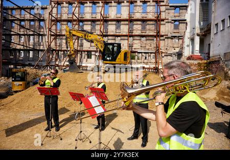 À Bochum wurde am 19. Septembre 2024 der Grundstein für das 'Haus des Wissens' gelegt. 4 Bläser der Bochumer Philharmoniker spiel auf der Baustelle v Banque D'Images