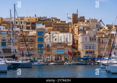 VALLETTA, MALTE - 04 SEPTEMBRE 2024 : vue sur Senglea, l'une des trois villes de Malte, et yachts dans le port. Trois villes connues sous le nom de il-Cottonera Banque D'Images