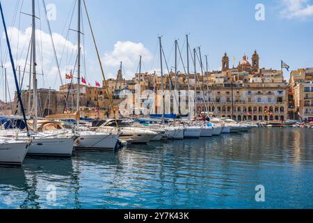 VALLETTA, MALTE - 04 SEPTEMBRE 2024 : vue sur Senglea, l'une des trois villes de Malte, et yachts dans le port. Trois villes connues sous le nom de il-Cottonera Banque D'Images