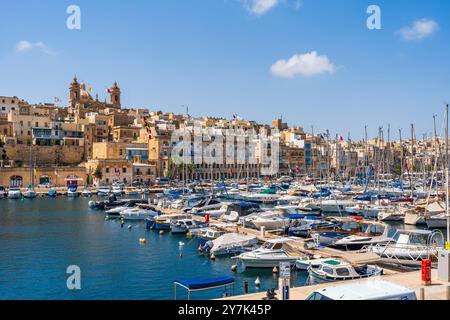 VALLETTA, MALTE - 04 SEPTEMBRE 2024 : bateaux et yachts amarrent dans le port dans les trois villes. La zone connue sous le nom de il-Cottonera se compose de Birgu (Vitt Banque D'Images