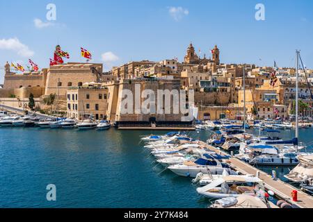 VALLETTA, MALTE - 04 SEPTEMBRE 2024 : bateaux et yachts amarrent dans le port dans les trois villes. La zone connue sous le nom de il-Cottonera se compose de Birgu (Vitt Banque D'Images