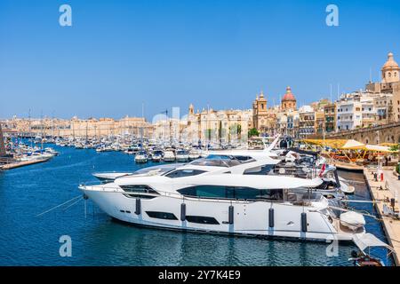 VALLETTA, MALTE - 04 SEPTEMBRE 2024 : bateaux et yachts amarrent dans le port dans les trois villes. La zone connue sous le nom de il-Cottonera se compose de Birgu (Vitt Banque D'Images