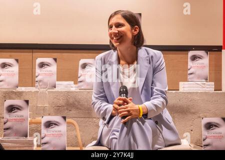 Milan, Italie. 30 septembre 2024. La segrataria del PD Elly Schlein alla presentazione del libro l imprevista alla Libreria Feltrinelli di Milano Piazzale Piemonte a Milano, Italia - 30 Settembre 2024 ( foto di Carlo Cozzoli/LaPresse ) Secrétaire du PD Elly Schlein à la présentation du livre L'imprevista à la librairie Feltrinelli à Milan Piazzale Piemonte à Milan, Italie - 30, Italie - 2024 ( photo de Carlo Cozzoli/LaPresse Live News : Septy/LaPresse ) Banque D'Images