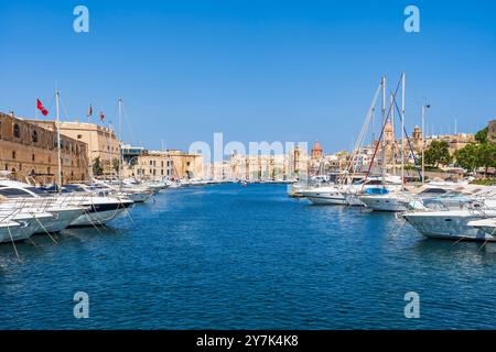 VALLETTA, MALTE - 04 SEPTEMBRE 2024 : bateaux et yachts amarrent dans le port dans les trois villes. La zone connue sous le nom de il-Cottonera se compose de Birgu (Vitt Banque D'Images