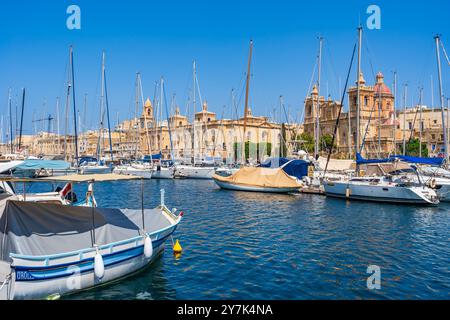 VALLETTA, MALTE - 04 SEPTEMBRE 2024 : bateaux et yachts amarrent dans le port dans les trois villes. La zone connue sous le nom de il-Cottonera se compose de Birgu (Vitt Banque D'Images