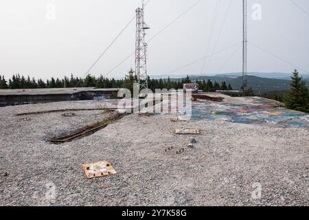 Trous dans le toit du bâtiment radar de Red Cliff radar Station à Logy Bay-Middle Cove-Outer Cove, Terre-Neuve-et-Labrador, Canada Banque D'Images