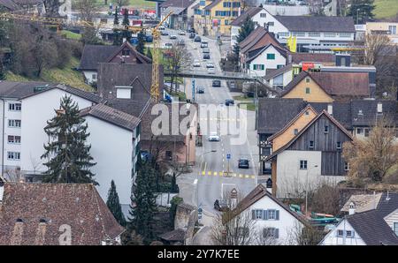 Eglisau, Suisse, 6 mars 2023 : la route principale H4, qui est empruntée par des milliers de véhicules chaque jour, passe par Eglisau. Si le canton gouverne Banque D'Images