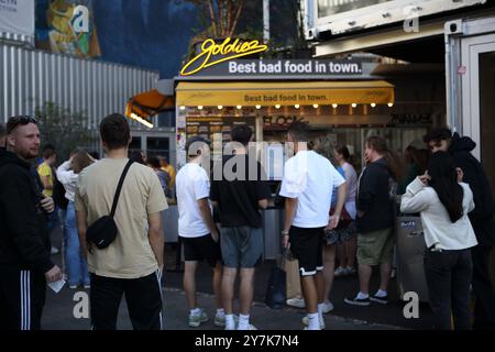 Les gens font la queue pour obtenir un hamburger à Goldies sur Kurfurstendamm, une rue commerçante principale de Berlin, en Allemagne. Banque D'Images