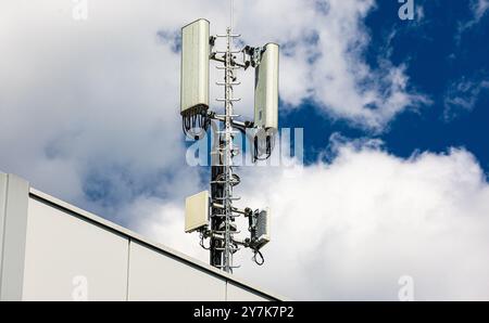 Kloten, Suisse, 22 juillet 2023 : une antenne de téléphone portable sur un bâtiment. (Photo Andreas Haas/dieBildmanufaktur) Banque D'Images