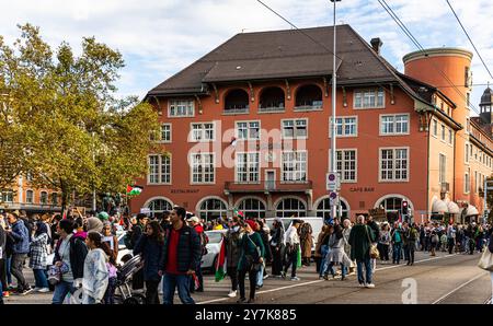 In Zürich nahmen mehrere tausend Menschen an einer bewilligten Pro-Palästina Kundgebung teil. SIE bekundeten die Solidarität gegenüber dem palästinens Banque D'Images