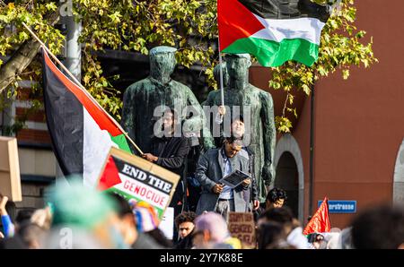 Zum Abschluss der Pro-Palästina Demonstration standen einige Demonstranten auf das Denkmal der Arbeit im Zürcher Stadtkreis 4 auf dem Helvetiaplatz. Banque D'Images