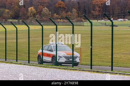 Ein Patrouillenfahrzeug der Kantonspolizei Zürich innerhalb des Flughafen Zürich. DAS Fahrzeug ist ein Hyundai Nexo, ein Elektrofahrzeug. (Oberglatt, Banque D'Images