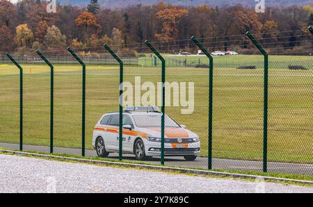 Ein Patrouillenfahrzeug der Kantonspolizei Zürich fährt innerhalb des Flughafen Zürich. (Oberglatt, Schweiz, 18.11.2023) Banque D'Images