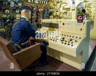 Balaklava, Crimée - 10 septembre 2023 : mannequin d'un officier au panneau de contrôle 'Sadko' du sous-marin 'Mullet', musée militaro-historique de Banque D'Images