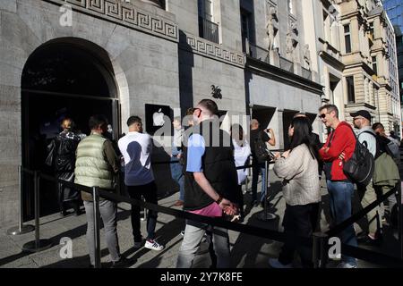 Les gens font la queue à l'Apple Store sur Kurfurstendamm, Berlin afin d'obtenir le nouvel iPhone 16 Banque D'Images