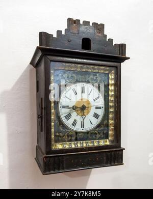 Horloge murale mécanique vintage dans un boîtier en bois Banque D'Images