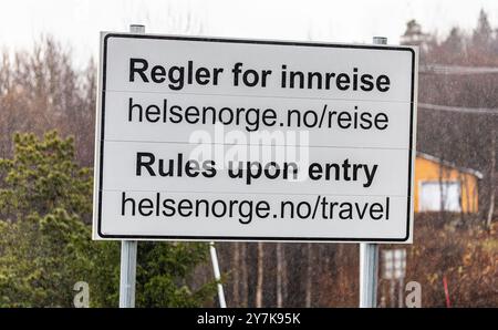 Kirkenes, Norvège, 16 octobre 2023 : les règles d'entrée pour la Norvège sont expliquées en anglais et en norvégien. (Photo Andreas Haas/dieBildmanufaktur) Banque D'Images