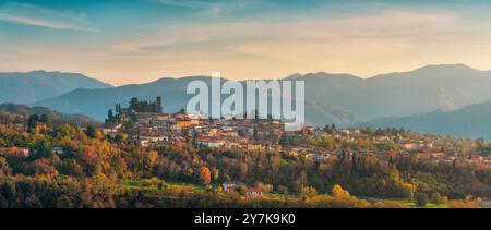 Village de Barga vue panoramique au coucher du soleil en automne. Paysage dans la Garfagnana, région Toscane, Italie, Europe Banque D'Images