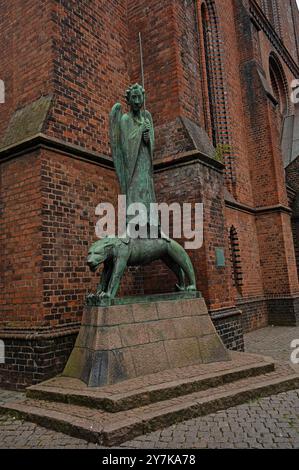 Statue de combattant de l'esprit devant l'église de préparation Nicholas à Kiel, créée par Ernst Barlach, érigée en 1928 Banque D'Images