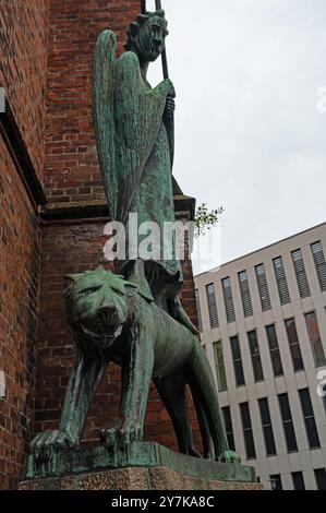 Statue de combattant de l'esprit devant l'église de préparation Nicholas à Kiel, créée par Ernst Barlach, érigée en 1928 Banque D'Images