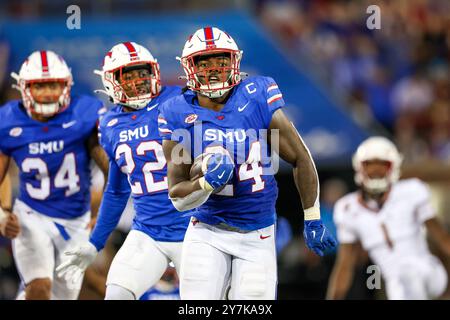 Dallas, Texas, États-Unis. 28 septembre 2024. Kobe Wilson (24 ans), le linebacker des Mustangs méthodistes du Sud, retourne une interception lors d'un match entre les Seminoles de l'État de Floride et les Mustangs méthodistes du Sud au Gerald J. Ford Stadium de Dallas, Texas. Freddie Beckwith/CSM (crédit image : © Freddie Beckwith/Cal Sport Media). Crédit : csm/Alamy Live News Banque D'Images