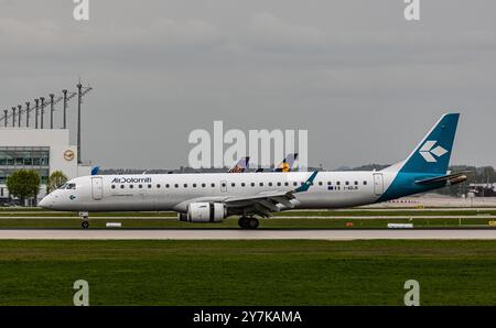 Munich, Allemagne, 9 avril 2024 : un Embraer 195LR d'AirDolomiti atterrit sur la piste de l'aéroport de Munich. Enregistrement I-ADJK. (Photo de Andreas Haas/di Banque D'Images