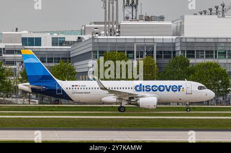 Munich, Allemagne, 9 avril 2024 : un Airbus A320-214 des taxis Discover Airlines au terminal après l'atterrissage à l'aéroport de Munich. Enregistrement d-AIUU. ( Banque D'Images