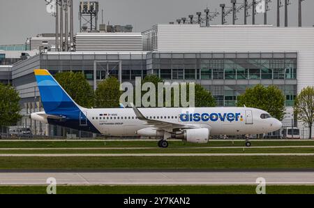 Munich, Allemagne, 9 avril 2024 : un Airbus A320-214 des taxis Discover Airlines au terminal après l'atterrissage à l'aéroport de Munich. Enregistrement d-AIUU. ( Banque D'Images