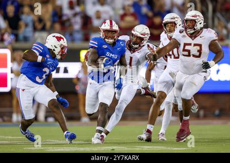 Dallas, Texas, États-Unis. 28 septembre 2024. Kobe Wilson (24 ans), le linebacker des Mustangs méthodistes du Sud, retourne une interception lors d'un match entre les Seminoles de l'État de Floride et les Mustangs méthodistes du Sud au Gerald J. Ford Stadium de Dallas, Texas. Freddie Beckwith/CSM/Alamy Live News Banque D'Images