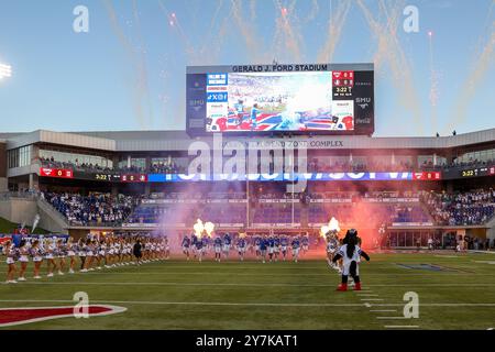 28 septembre 2024 : les Mustangs de SMU prennent le terrain avant un match entre les Seminoles de Floride et les Mustangs méthodistes du Sud au Gerald J. Ford Stadium de Dallas, Texas. Freddie Beckwith/CSM Banque D'Images