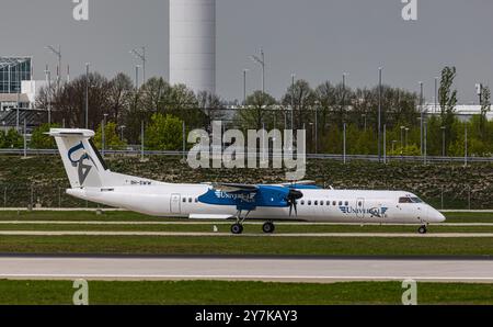 Munich, Allemagne, 9 avril 2024 : un taxi Universal Air de Havilland Canada Dash 8-400 jusqu'à la piste de l'aéroport de Munich. Enregistrement 9H-SWW. (Photo par an Banque D'Images