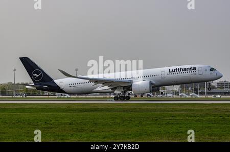 Munich, Allemagne, 8 avril 2024 : un Airbus A350-941 atterrit sur la piste de l'aéroport de Munich. Enregistrement d-AIXJ. (Photo de Andreas Haas/dieBildmanufaktur Banque D'Images