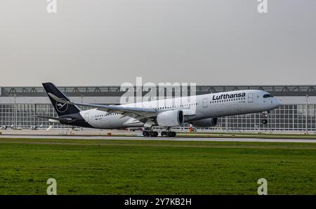 Munich, Allemagne, 8 avril 2024 : un Airbus A350-941 atterrit sur la piste de l'aéroport de Munich. Enregistrement d-AIXJ. (Photo de Andreas Haas/dieBildmanufaktur Banque D'Images