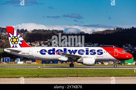 Zurich, Suisse, 23 mars 2024 : un Airbus A320-214 de Edelweiss Air taxis au terminal après l'atterrissage à l'aéroport de Zurich. Enregistrement HB-JLS. Banque D'Images