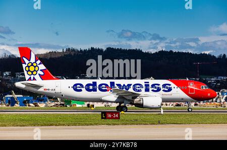 Zurich, Suisse, 23 mars 2024 : un Airbus A320-214 de Edelweiss Air taxis au terminal après l'atterrissage à l'aéroport de Zurich. Enregistrement HB-JLS. Banque D'Images