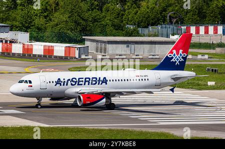 Zurich, Suisse, 4 mai 2024 : un Airbus A319-131 d'Air Serbia décolle de la piste de l'aéroport de Zurich. Enregistrement YU-APC. (Photo de Andr Banque D'Images