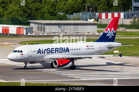 Zurich, Suisse, 4 mai 2024 : un Airbus A319-131 d'Air Serbia décolle de la piste de l'aéroport de Zurich. Enregistrement YU-APC. (Photo de Andr Banque D'Images