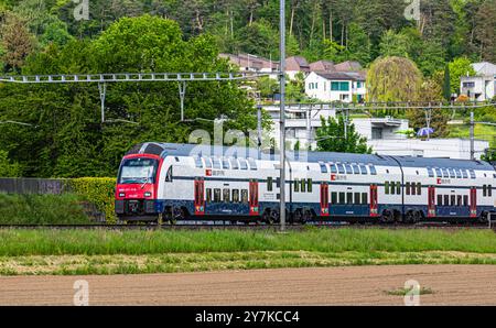 Bassersdorf, Suisse, 4 mai 2024 : une ligne de S-Bahn S24 de Zurich arrive à la station Bassersdorf. (Photo Jonas Philippe/dieBildmanufaktur) Banque D'Images