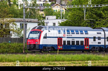 Bassersdorf, Suisse, 4 mai 2024 : une ligne de S-Bahn S24 de Zurich arrive à la station Bassersdorf. (Photo Andreas Haas/dieBildmanufaktur) Banque D'Images