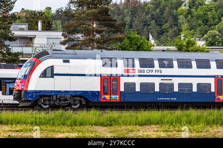 Bassersdorf, Suisse, 4 mai 2024 : une ligne de S-Bahn S24 de Zurich arrive à la station Bassersdorf. (Photo Andreas Haas/dieBildmanufaktur) Banque D'Images