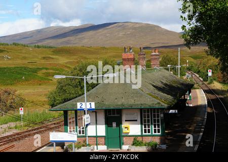 Rannoch Station, avec Munro Carn Dearg à l'horizon, une gare ferroviaire sur la ligne West Highland, Écosse Royaume-Uni Banque D'Images