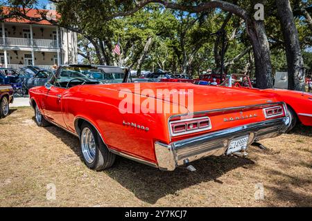 Gulfport, Mississippi - 3 octobre 2023 : vue arrière en perspective d'un cabriolet LeMans 1967 de Pontiac lors d'un salon automobile local. Banque D'Images