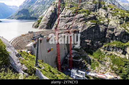 Guttannen, Suisse, 11 août 2024 : le nouveau barrage de Grimselsee se dresse devant l'ancien barrage. La construction du nouveau barrage est une fois par centur Banque D'Images