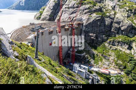 Guttannen, Suisse, 11 août 2024 : le nouveau barrage de Grimselsee se dresse devant l'ancien barrage. La construction du nouveau barrage est une fois par centur Banque D'Images