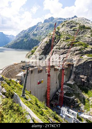 Guttannen, Suisse, 11 août 2024 : le nouveau barrage de Grimselsee se dresse devant l'ancien barrage. La construction du nouveau barrage est une fois par centur Banque D'Images