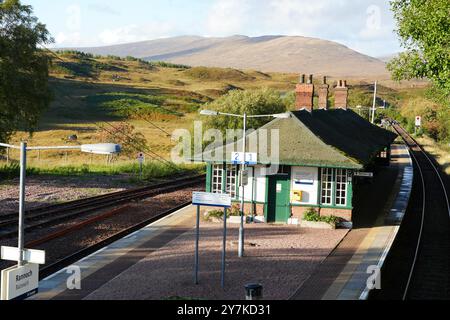 Rannoch Station, avec Munro Carn Dearg à l'horizon, une gare ferroviaire sur la ligne West Highland, Écosse Royaume-Uni Banque D'Images