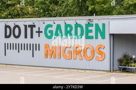 Pfungen, Suisse, 25 août 2024 : logo de Migros et de leur centre de jardinage « Do It Garden ». (Photo Jonas Philippe/dieBildmanufaktur) Banque D'Images