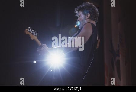 L'auteur-compositeur et acteur texan KRIS KRISTOFFERSON se produit au Farm Aid II à Manor Downs à l'extérieur d'Austin le 4 juillet 1986. Kristofferson se dirigeait vers une carrière militaire quand il commença à chanter et enregistrer à Nashville et devint l'un des auteurs-compositeurs bien-aimés du Texas. Kristofferson est décédé le 28 septembre 2024 à Hawaï. ©Bob Daemmrich Banque D'Images